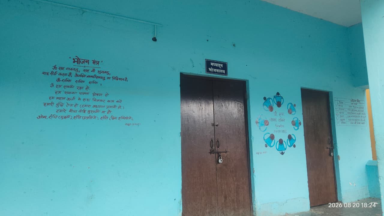 The भोजन मंत्र painted on the dining hall wall